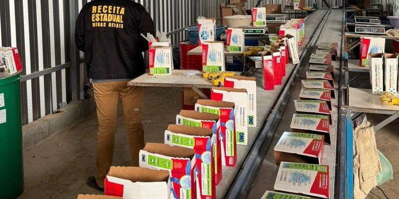 Produto falsificado estava embalado em caixas como se fossem de uma marca conhecida do mercado (SEF-MG / Divulgação)