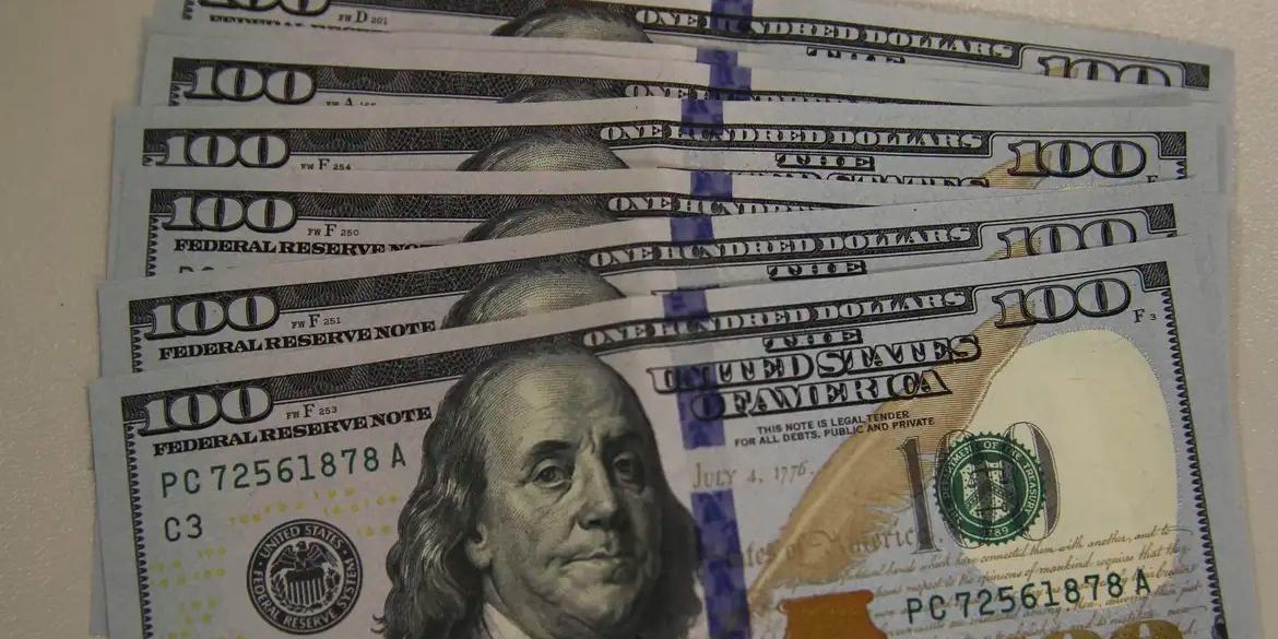 Apesar de o tarifaço do governo Donald Trump passar a valer hoje, o dólar continuou a cair com o aumento das chances de que o Federal Reserve (Fed, Banco Central dos Estados Unidos) cortará os juros a partir de setembro (Valter Campanato/Agência Brasil)