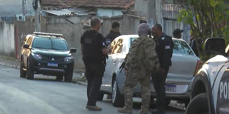 Policiais do Denarc e da Puma durante operação no bairro Palmital, em Santa Luzia, na Grande BH (Reprodução/TV Globo)