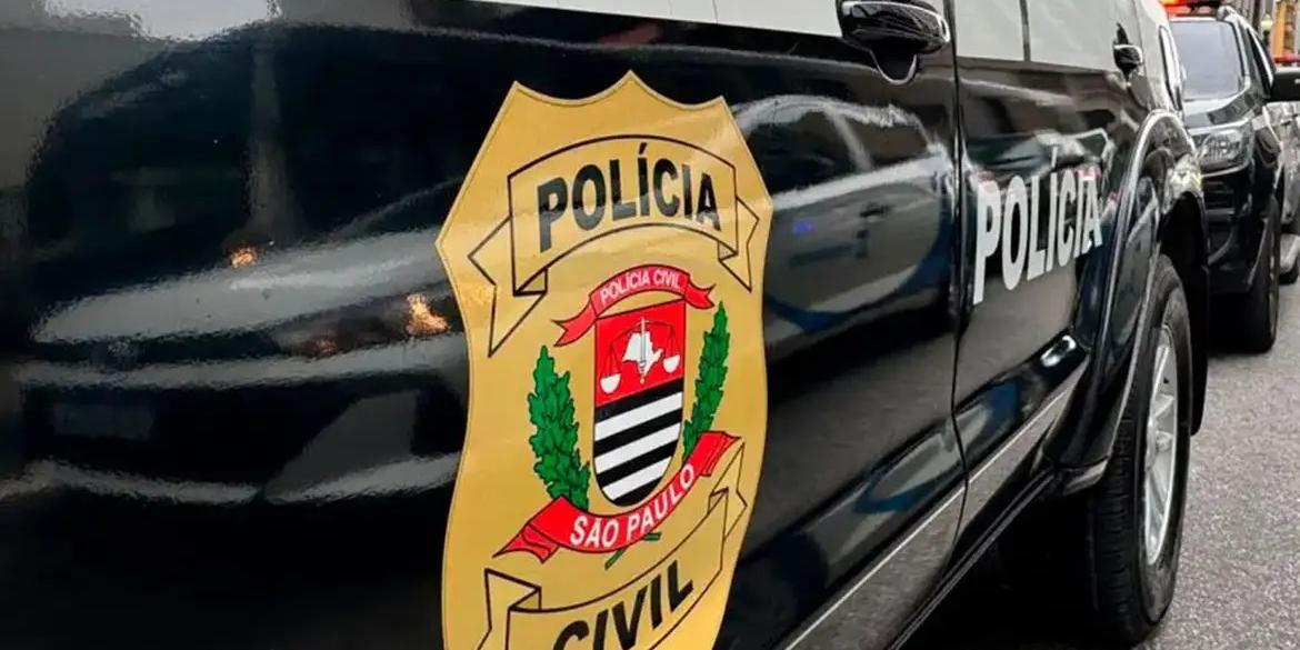 Os policiais pressionam o homem contra uma parede, sem que este pareça reagir. Pouco depois, a câmera é coberta e o homem, de nome Jeferson, foi morto com 3 tiros de fuzil (PCSP/Divulgação)