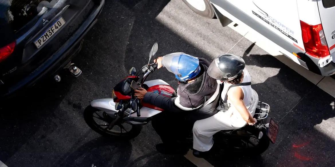 Motociclistas de aplicativos transitam pelas ruas do centro do Rio. (Tânia Rêgo/Agência Brasil)