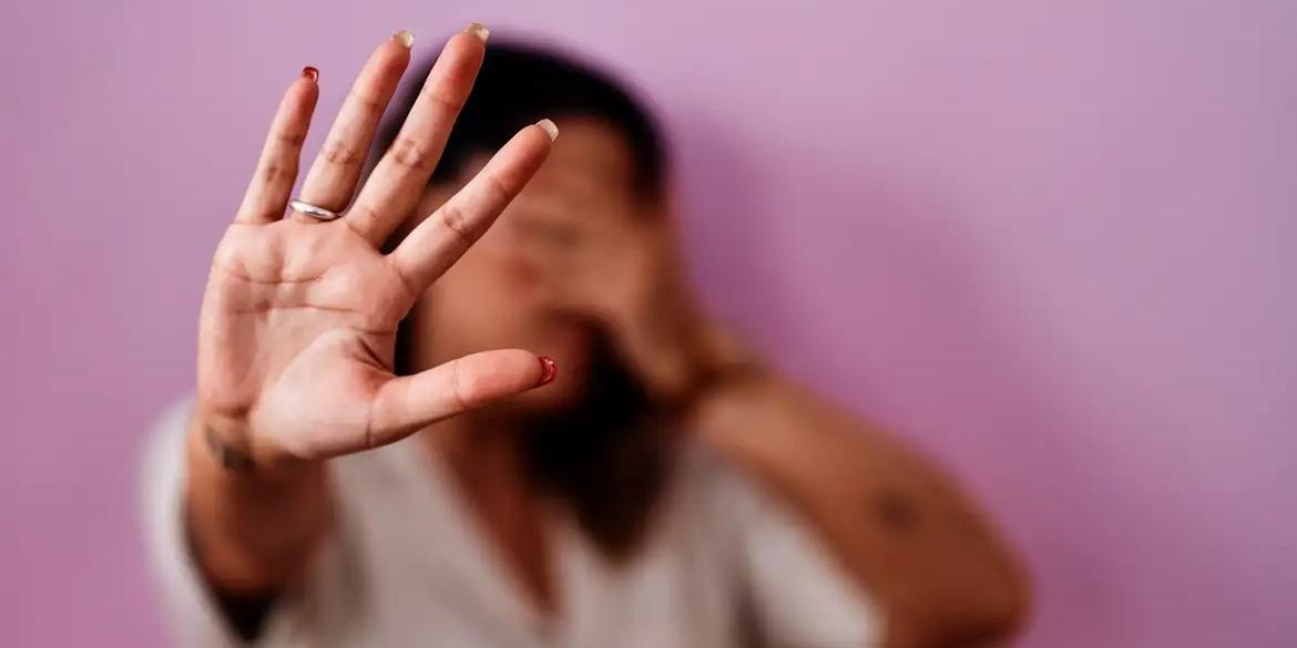 Segundo dados do último anuário de segurança, são quatro feminicídios e mais de 10 tentativas de assassinato a cada dia. Em 80% dos casos, o agressor era companheiro ou ex-parceiro da vítima (Freepick)