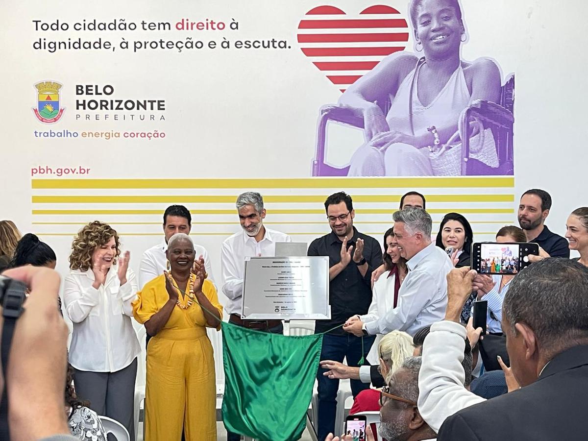 Moradores e autoridades acompanham a inauguração do Cras Cabana, novo centro de assistência social que reforça o atendimento a famílias em situação de vulnerabilidade na Região Oeste de BH (Valéria Marques/Hoje em Dia)
