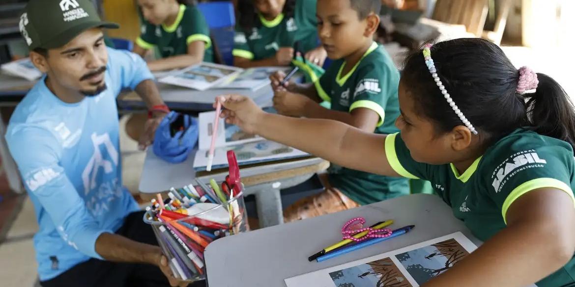 A política busca integrar, de forma coordenada e intersetorial, políticas públicas voltadas à primeira infância, contemplando áreas como saúde, educação, assistência social, cultura, direitos humanos, justiça, habitação e igualdade racial (Fernando Frazão/Agência Brasil)
