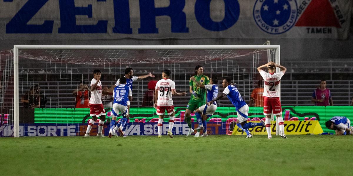 Goleiro celeste pegou o pênalti no fim da partida quando o Cruzeiro vencia por 1 a 0 (Foto: Rafael Vieira/Cruzeiro)