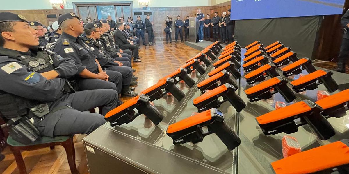 Prefeito Álvaro Damião anunciou a chegada de novos agentes e a compra de tasers e viaturas com compartimento de detidos para a Guarda Municipal (Valéria Marques / Hoje em Dia)
