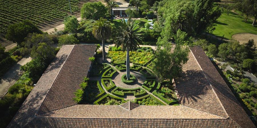 Reconhecido por aliar charme, conforto e contato direto com a natureza, no Hotel La Casona Matetic as crianças podem aproveitar de amplas áreas verdes (Divulgação)