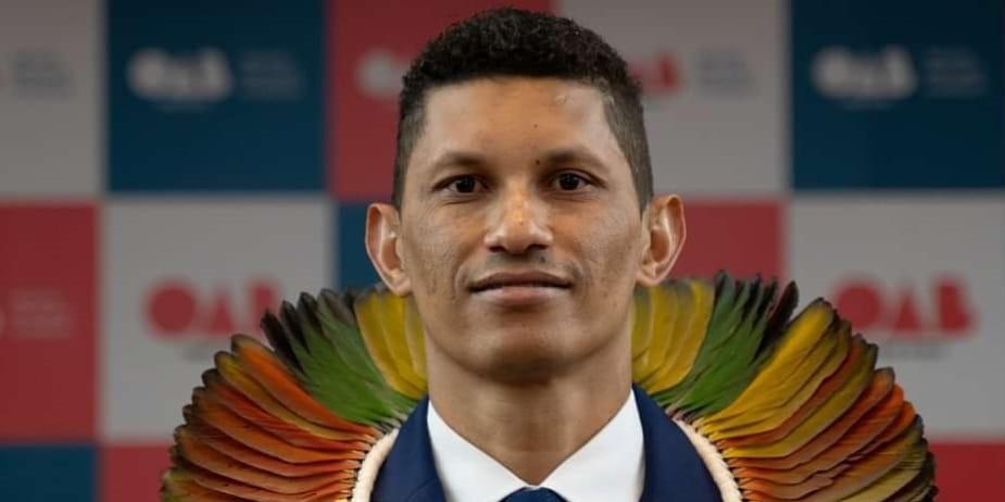 Edmar Xakriabá, ao receber na OAB a carteira de estagiário: "preparado na teoria e na prática" (OAB-MG/Divulgação)