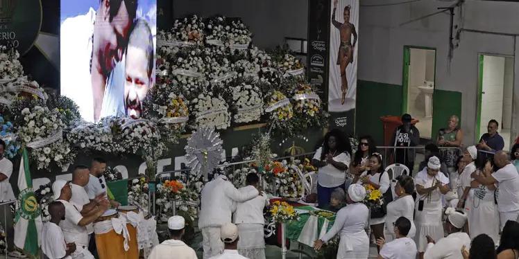 Familiares, amigos e fãs participam do velório do sambista Arlindo Cruz, na quadra da escola de Samba Império Serrano (Tânia Rêgo/Agência Brasil)