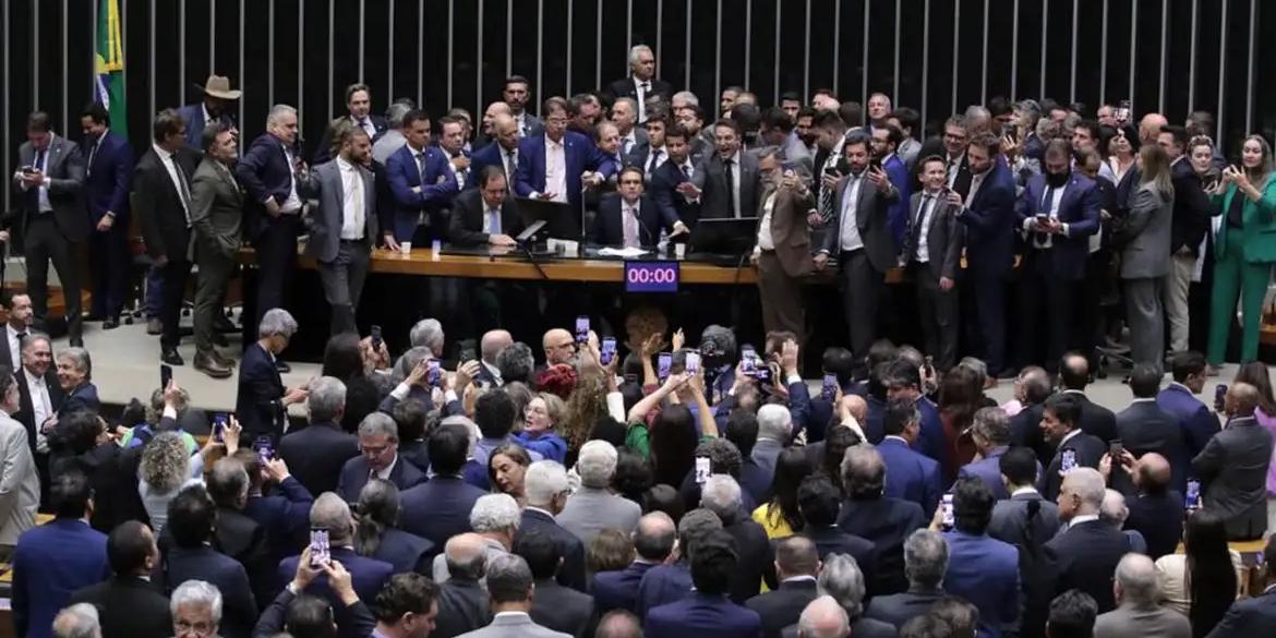 Presidente da Câmara dos Deputados, Hugo Motta foi impedido inicialmente de sentar na cadeira da Presidência durante a tentativa de abertura da sessão na noite de quarta-feira (6) (Bruno Spada/Câmara dos Deputados)