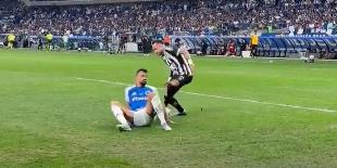 Neymar deixa Fabrício Bruno no chão em drible na grande área (Reprodução / X Santos)