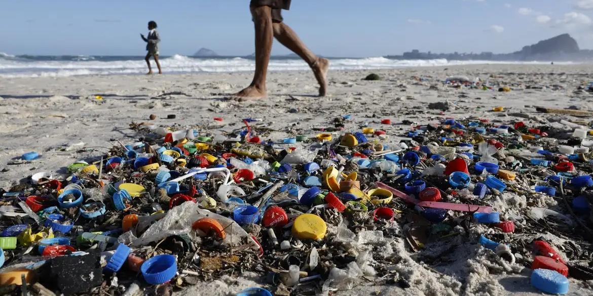 Estimativa de produção de plástico no mundo é de 400 milhões de toneladas ao ano, sendo menos de 10% reciclado (Fernando Frazão/Agência Brasil)