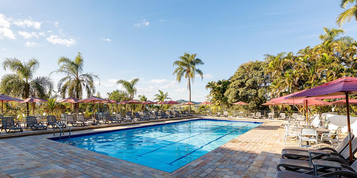 A área de lazer do Grand Resort Serra Negra inclui piscina externa, piscina coberta e aquecida, sauna seca e a vapor, academia, quadras esportivas, playground, salão de jogos e amplas áreas ao ar livre para relaxamento em meio à natureza (Grand Resort/Divulgação)