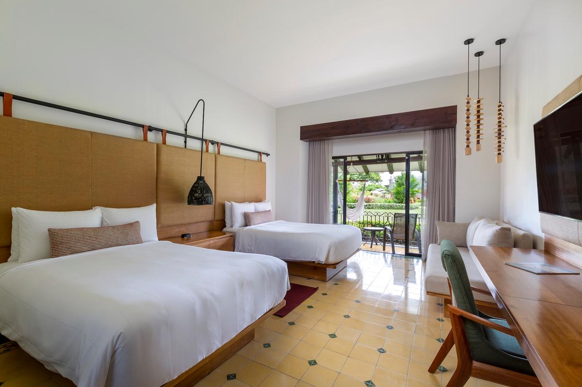 Suite com vista para jardins no Los Sueños Marriott Ocean & Golf Resort, aconchegante e equipada com comodidades modernas (Los Sueños Marriott/Divulgação)