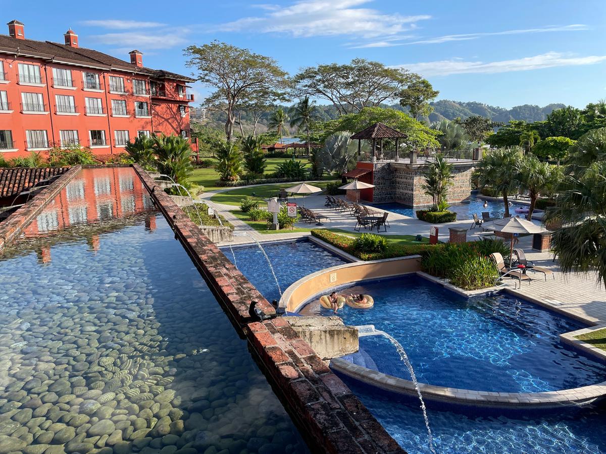 Piscina do Los Sueños Marriott Ocean &amp; Golf Resort, rodeada por jardins tropicais e com vista para o Oceano Pacífico (Los Sueños Marriott/Divulgação)