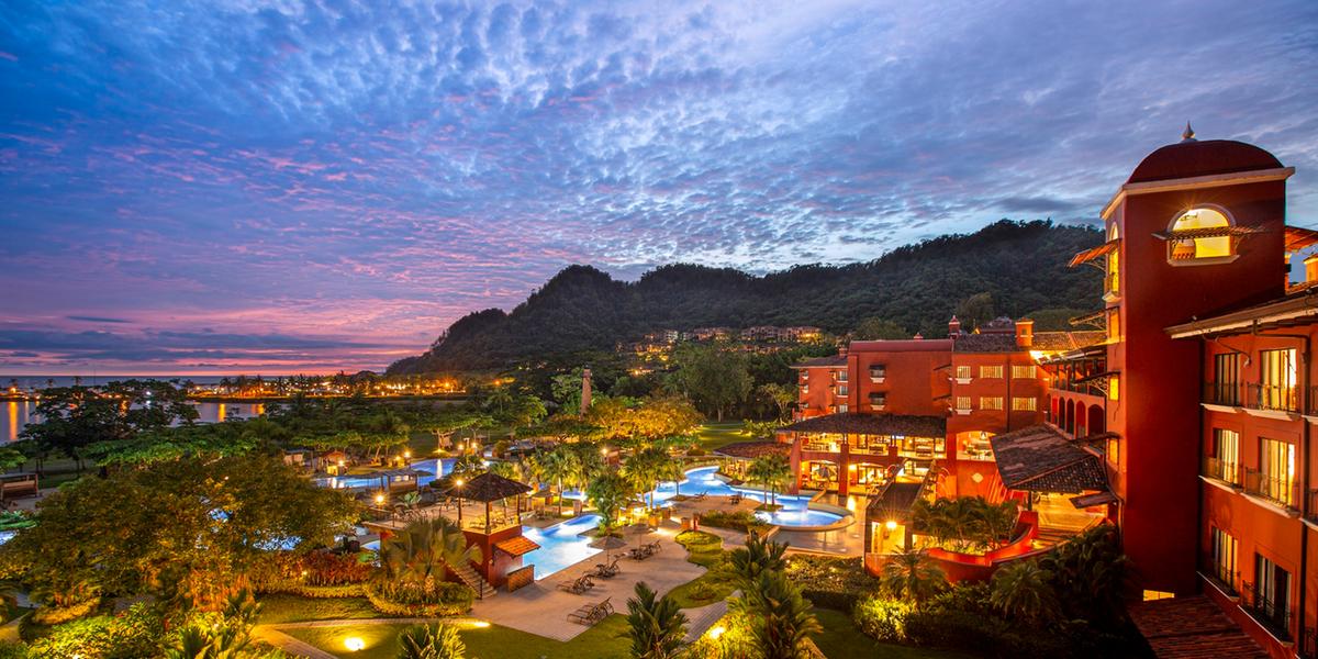 Fachada do Los Sueños Marriott Ocean & Golf Resort, cercada por jardins tropicais e integrada à paisagem da costa do Pacífico (Los Sueños Marriott/Divulgação)