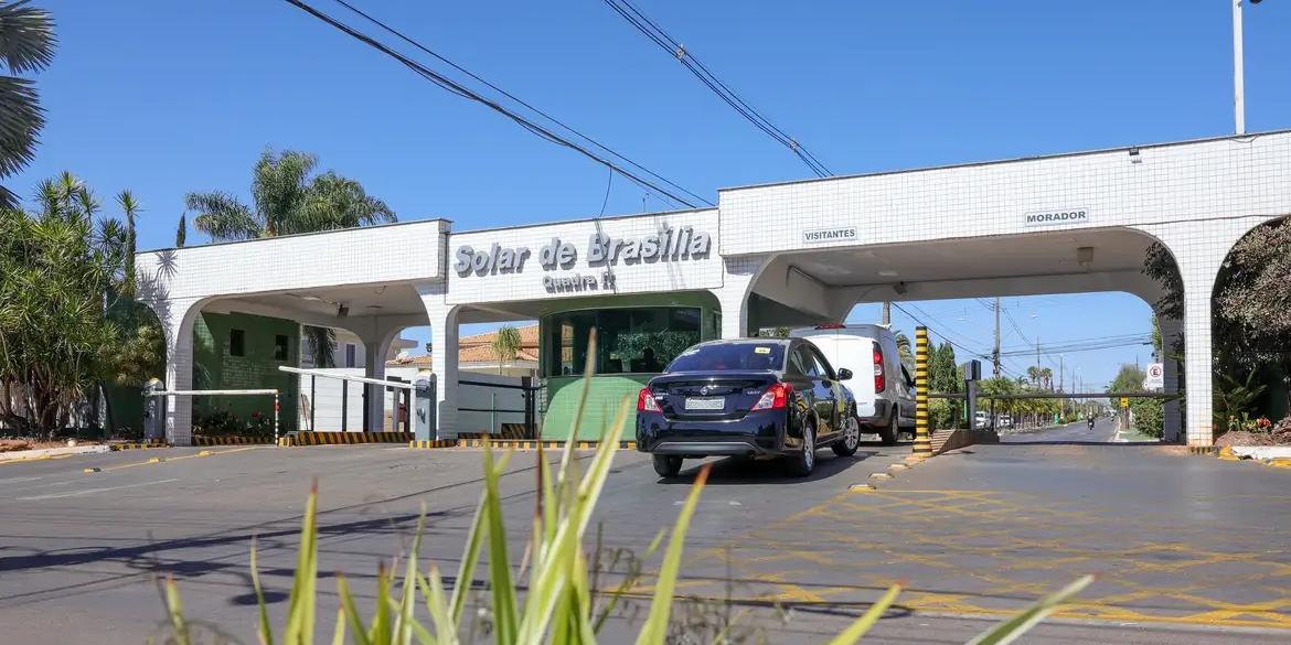 Fachada do condomínio Solar de Brasília, onde o ex-presidente Jair Bolsonaro mora e cumpre prisão domiciliar (Fabio Rodrigues-Pozzebom/ Agência Brasil)