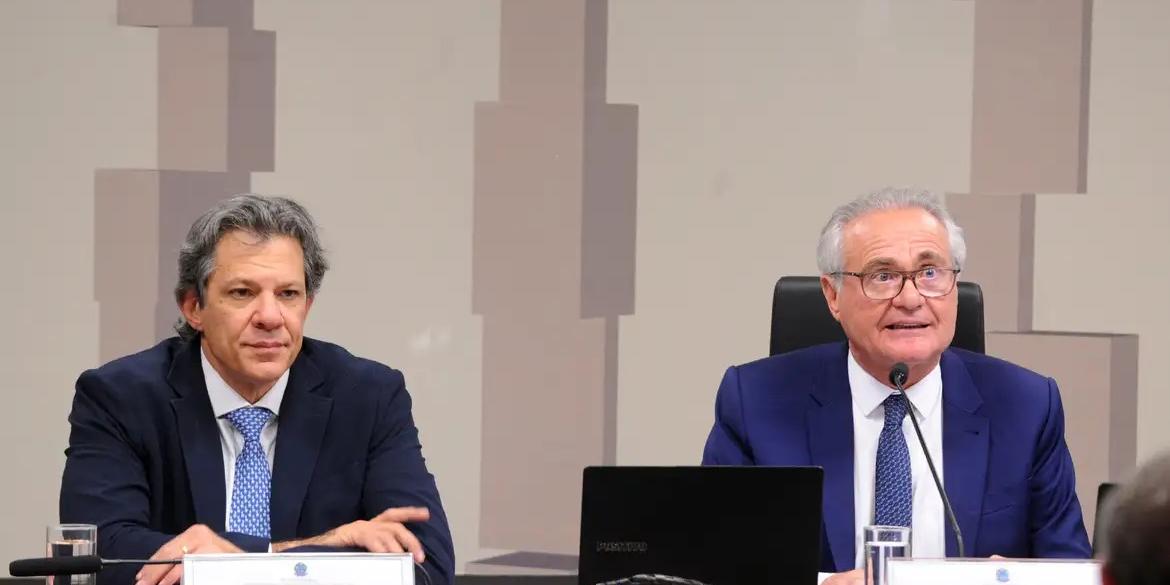 Ministro da Fazenda, Fernando Haddad, e o senador, Renan Calheiros (MDB - AL), durante audiência pública para tratar da Medida Provisória 1303, de 2025 Imposto sobre bets e tributação aplicações financeiras atualmente isentas – compensação IOF (Renato Araújo/Câmara dos Deputados)