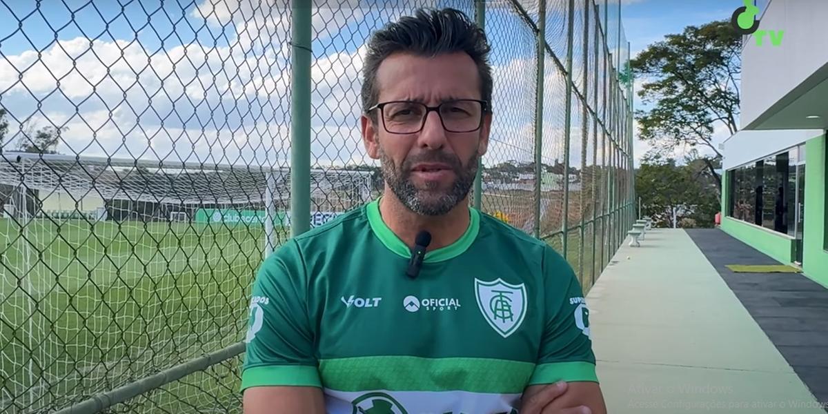 Treinador chegou, foi apresentado aos jogadores e comandou o primeiro treino (Reprodução: TV Coelho)