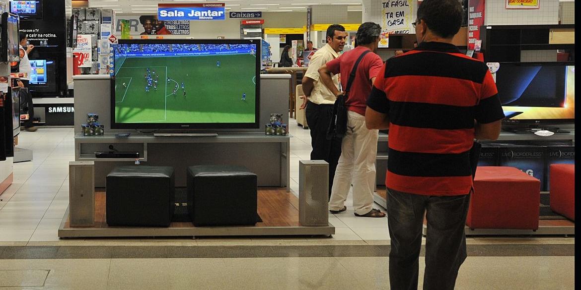 Somado aos dois resultados anteriores no campo negativo (-0,4% em maio e -0,3% em abril), o setor apresenta recuo de 0,8% em relação ao patamar de março deste ano (Marcello Casal jr/Agência Brasil)