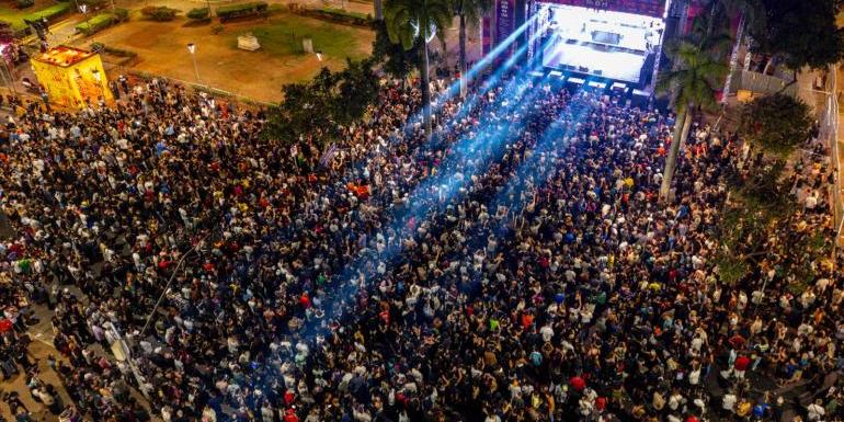 Público acompanha apresentação musical na Praça da Estação durante edição anterior da Virada Cultural de BH (Alexandre Mota/Divulgação)