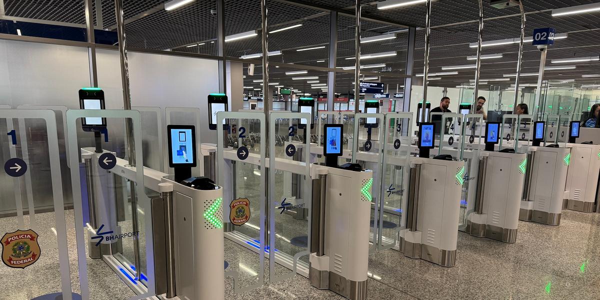 Novo e-gate no BH Airport permite conferência eletrônica de passaportes em segundos, reduzindo filas e acelerando o embarque e desembarque internacional (Divulgação)