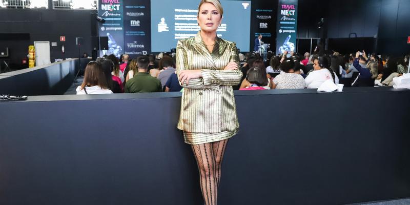 Rubia Coser, idealizadora e diretora da Travel Next Minas, apresenta o novo aplicativo do evento, que promete mais interatividade e organização para participantes e expositores (Divulgação)
