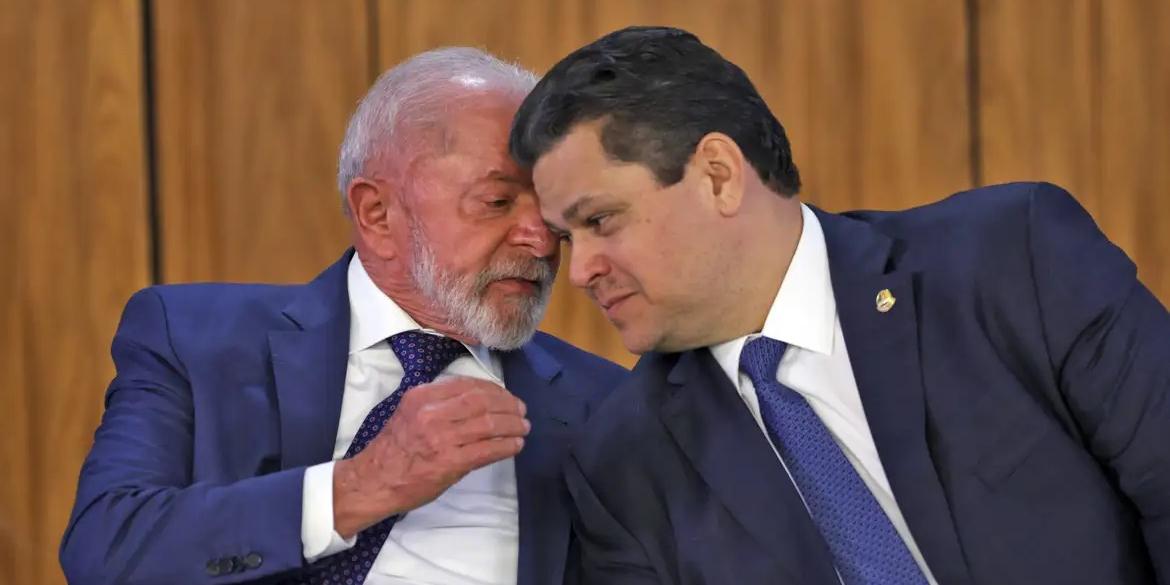 presidente da República, Luiz Inácio Lula da Silva, conversa com o presidente do Senado Federal, Davi Alcolumbre, durante assinatura da medida provisória (MP) Brasil Soberano, no Palácio do Planalto (CanalGov/Reprodução)