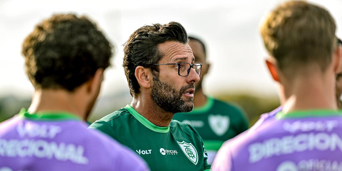 Treinador foi apresentado e já anunciou o próximo reforço do Coelho (Mourão Panda)