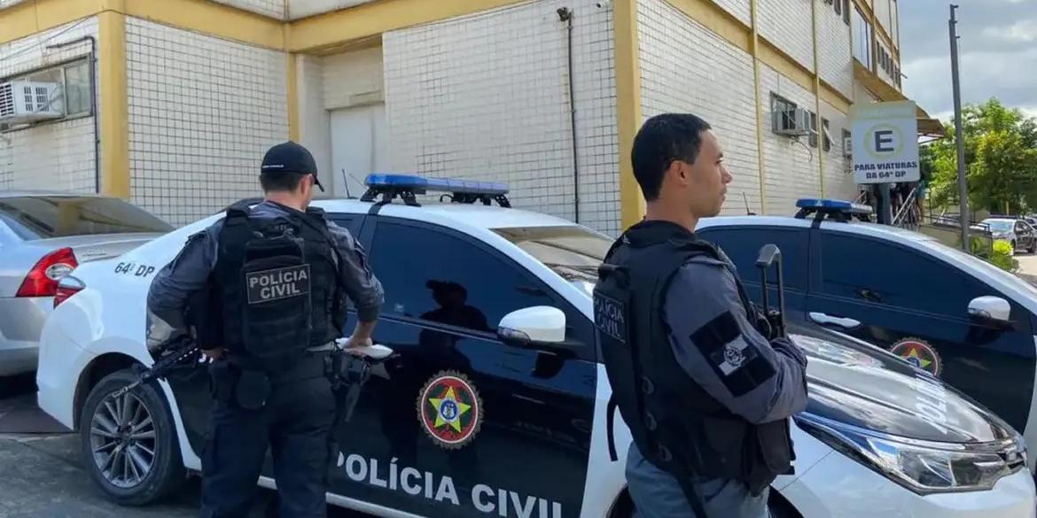 Agentes apreenderam também quatro fuzis, quatro pistolas, um revólver, munições, carregadores, granadas, rádios transmissores, grande quantidade de drogas e cadernos de anotações do tráfico (PCRJ/Divulgação)