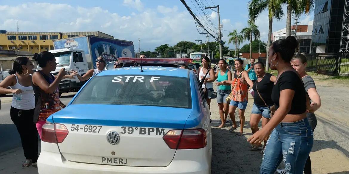 De acordo com os promotores, os policiais recebiam propina semanal de diversos comerciantes para prestar segurança armada a estabelecimentos em Belford Roxo durante o expediente no batalhão (Fernando Frazão/Agência Brasil)