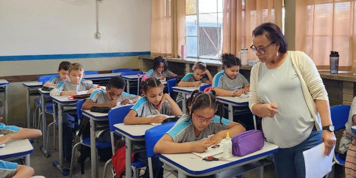 Seleção será realizada em três etapas: prova objetiva de múltipla escolha, redação e avaliação de títulos (SEE/Divulgação)