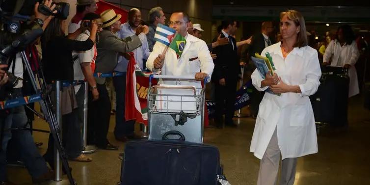 Em outubro de 2013, médicos cubanos desembarcavam em Brasília contratados pelo Programa Mais Médicos (José Cruz/Agência Brasil)
