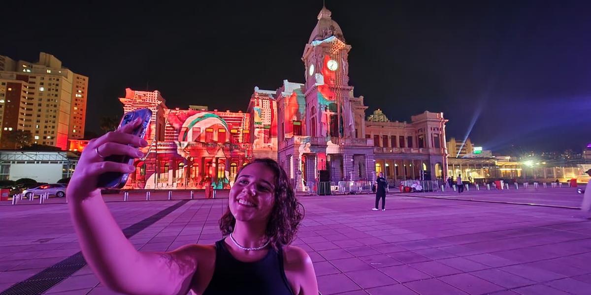 Fachada do Museu de Artes e Ofícios ganha cores com as obras de videomapping - técnica visual que usa projetores para exibir as imagens, criando efeitos visuais impressionantes e ilusões de ótica (Mauricio Vieira)
