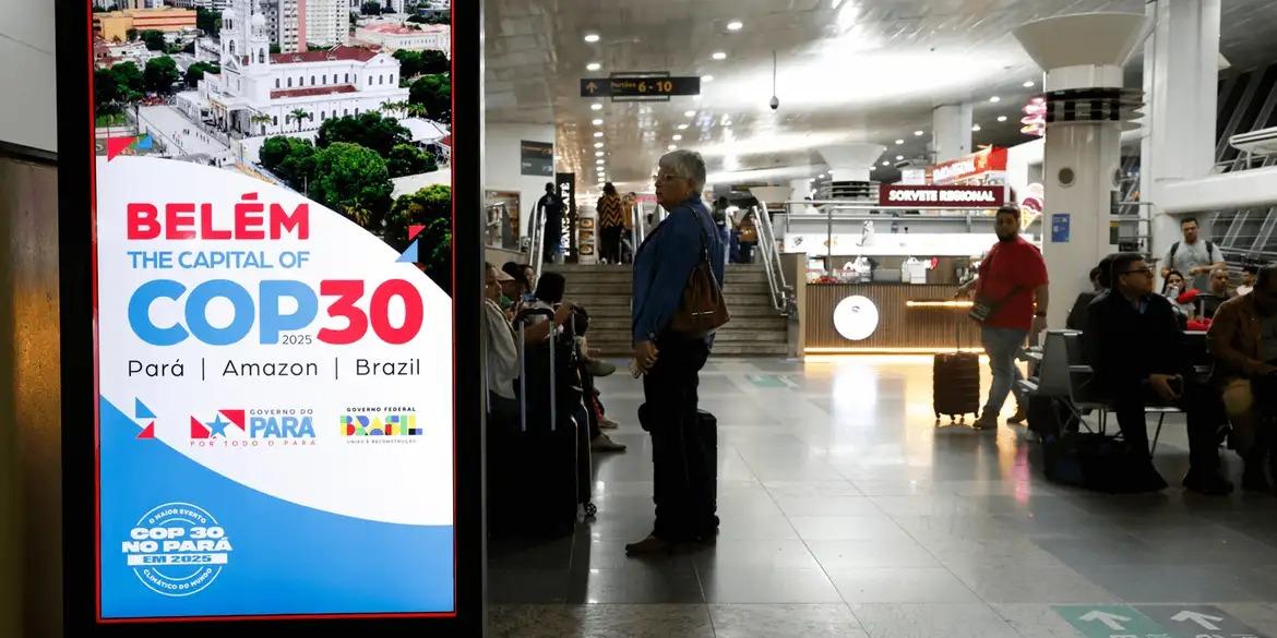 Propaganda da COP 30 no saguão de embarque do Aeroporto Internacional de Belém (Fernando Frazão/Agência Brasil)