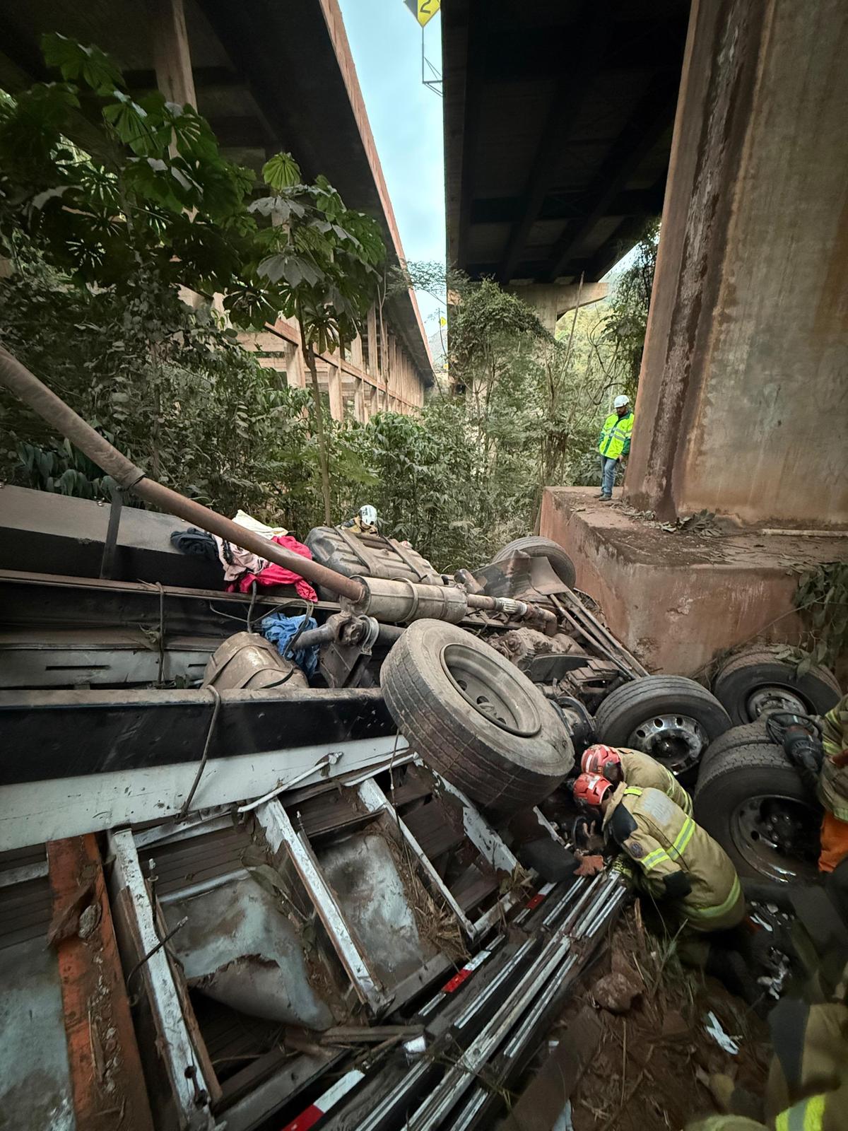 O corpo do motorista foi arremessado para fora do carro, enquanto a passageira ficou presa sob o veículo (Divulgação / Bombeiros)
