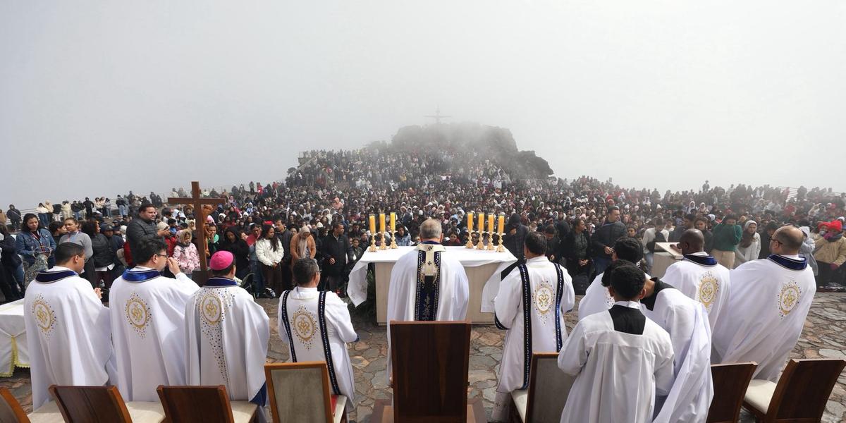 Os jovens subiram até o ponto mais alto da Serra da Piedade, onde está localizada a ermida da Padroeira de Minas Gerais (Divulgação / Arquidiocese BH)