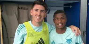 Lateral tirou foto com os profissionais da Raposa (Reprodução: Instagram)