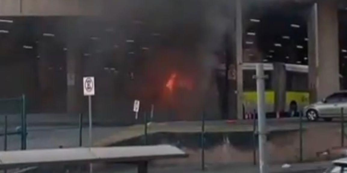 Ônibus pega fogo na Estação Vilarinho (Reprodução / Corpo de Bombeiros)