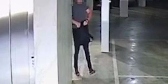 Imagem mostra momento em que o empresário suspeito guarda a arma da esposa, que teria sido utilizada para matar o gari Laudemir de Souza Fernandes (Reprodução)