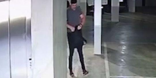 Imagem mostra momento em que o empresário suspeito guarda a arma da esposa, que teria sido utilizada para matar o gari Laudemir de Souza Fernandes (Reprodução)