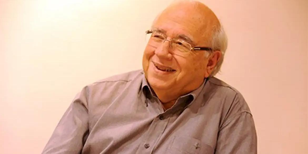 Escritor gaúcho tem uma trajetória profissional rica, atuando como cartunista, tradutor, roteirista, publicitário, revisor, dramaturgo e romancista (Unesp/Divulgação)