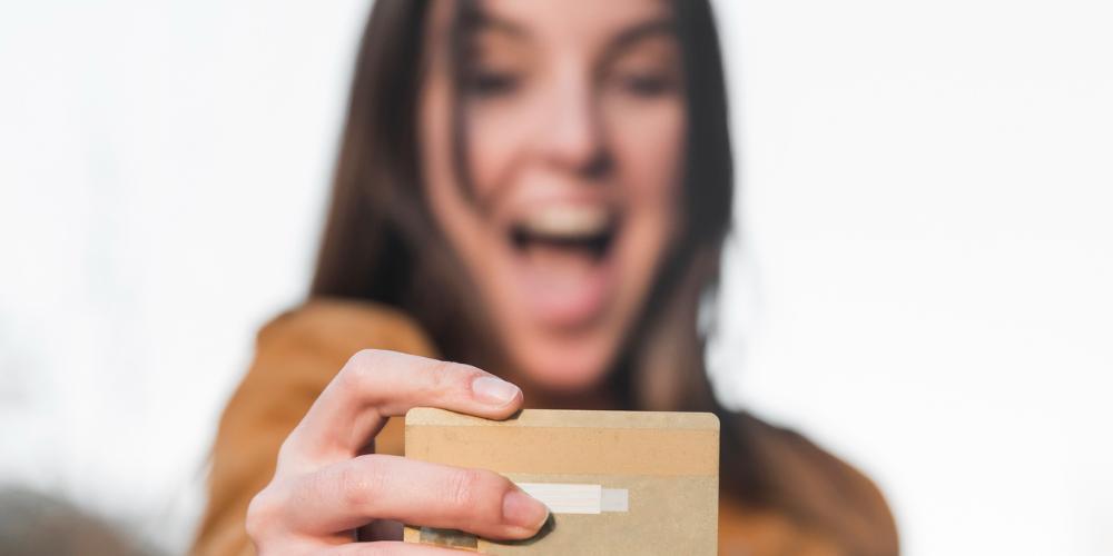 Jovens entre 18 e 25 anos lideram crescimento nas negociações de dívidas em 2025, segundo dados da Serasa (Freepik/Divulgação)