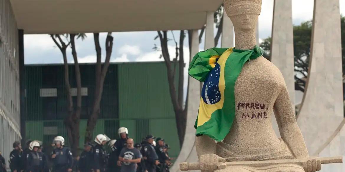 Estátua da Justiça em frente ao STF pintado com os dizeres (Joedson Alves/Agencia Brasil)