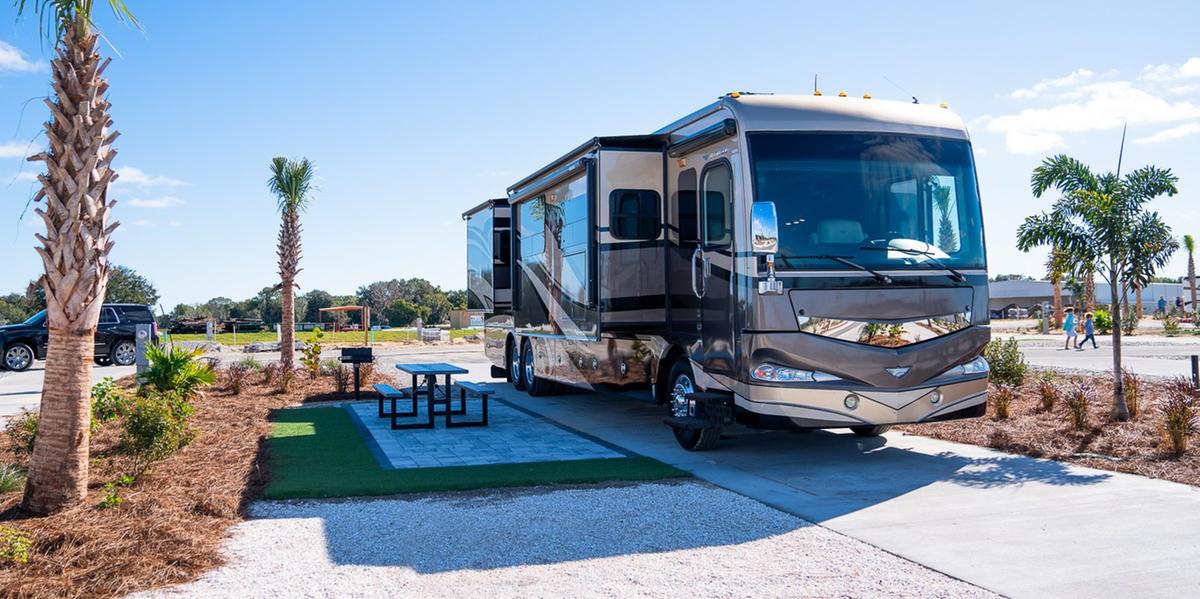 Motorhome em estrada da Flórida Central, alternativa para explorar parques, lagos e cidades com liberdade e praticidade (Divulgação/Visit Central Florida)