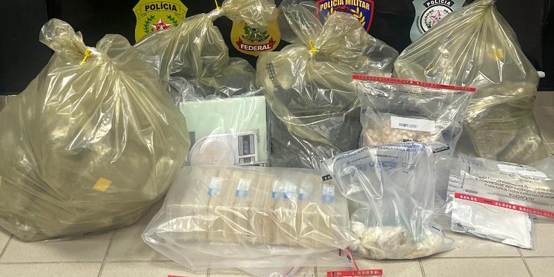 Foram apreendidos 55 quilos de cocaína, cerca de 40 quilos de maconha, mais de 5 quilos de pasta-base e 1,2 quilos de crack (Divulgação/ PCMG)