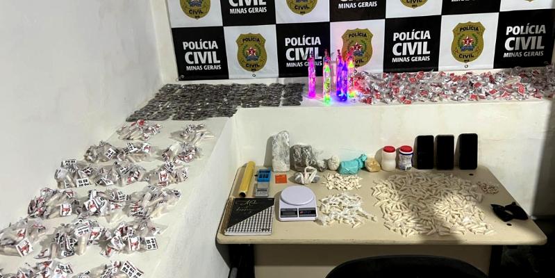 Drogas foram apreendidas na casa da mulher, local apontado como ponto de armazenamento de drogas no município do interior de Minas (Divulgação/ PCMG)