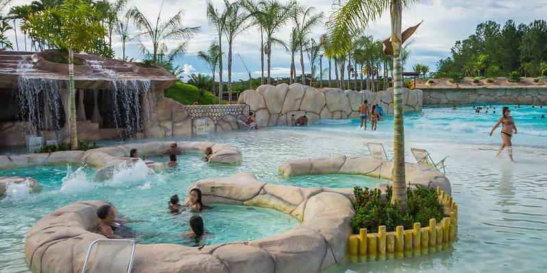 Piscinas naturais de Caldas Novas (GO), a maior estância hidrotermal do mundo, atraem milhares de turistas todos os anos (Pablo Regino/MTur)