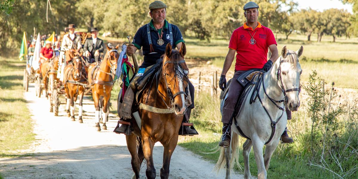 Maior romaria a cavalo do Alentejo ocorre em Viana do Alentejo. Em honra a Nossa Senhora d'Aires, a cidade ganha novos ares com a tradicional feira, realizada no quarto final de semana de setembro (Turismo do Alentejo)