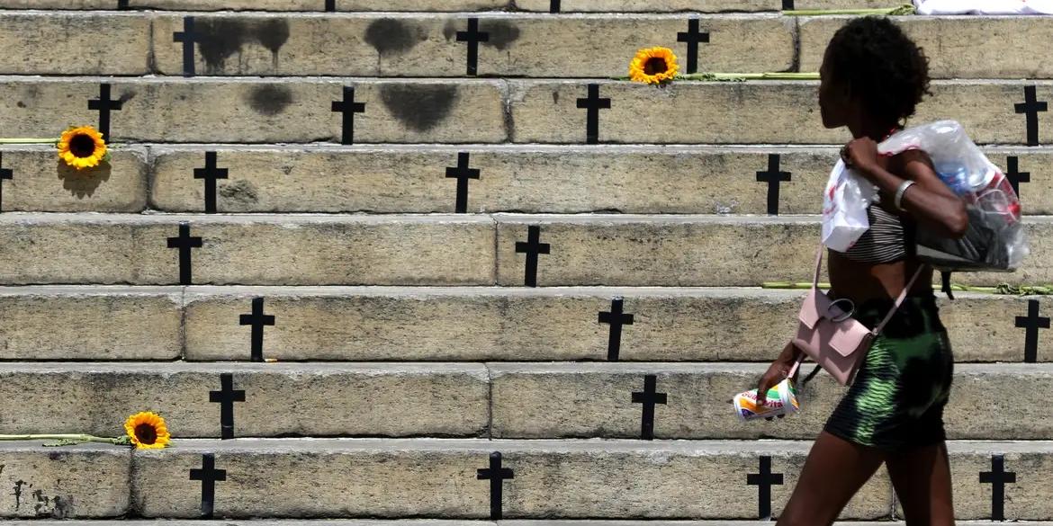 Casos de feminicídio por arma de fogo aumentam em 2025 no país (Tânia Rêgo/Agência Brasil)
